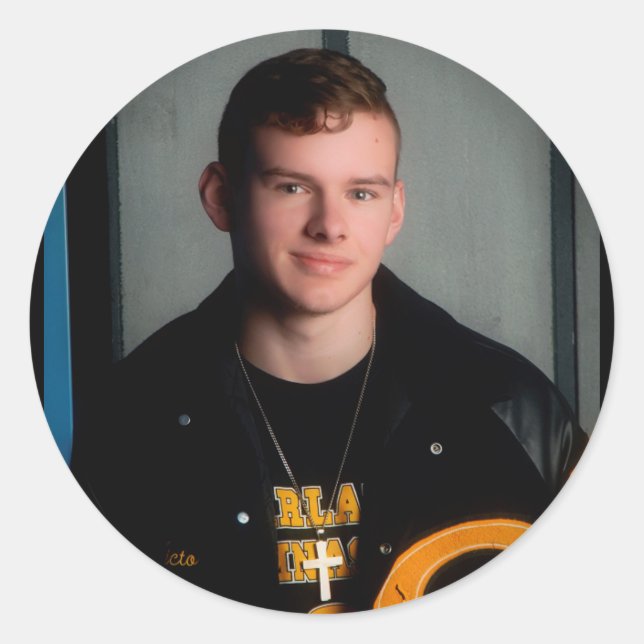 Victor Jones in seiner Letterman-Jacke Runder Aufkleber (Vorderseite)