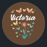 Victoria Birthday Sister Butterfly Dandelion Name Runder Aufkleber<br><div class="desc">Victoria Geburtstag Schwester Butterfly Dandelion Name Geschenk. Perfektes Geschenk für Ihren Vater,  Mama,  Papa,  Männer,  Frauen,  Freunde und Familienmitglieder am Erntedank Tag,  Weihnachten,  Muttertag,  Vatertag,  4. Juli,  1776 Unabhängiger Tag,  Veteranen Tag,  Halloween,  Patrick's Day</div>