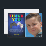 Video Game Birthday Foto Vielen Dank Dankeskarte<br><div class="desc">Wie cool ist dieses Spiel Geburtstag Vielen Dank! Ideal für Kinder jeden Alters. Super lustig und farbenfroh mit einem blauen Pixelhintergrund,  dem Text "DANK YOU",  zwei Videospielcontroller,  einem Foto Ihres Kindes und einer Vorlage,  die leicht zu personalisieren ist.</div>