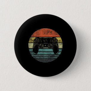 Video Gamer gibt Funny Retro Video Game Control Button