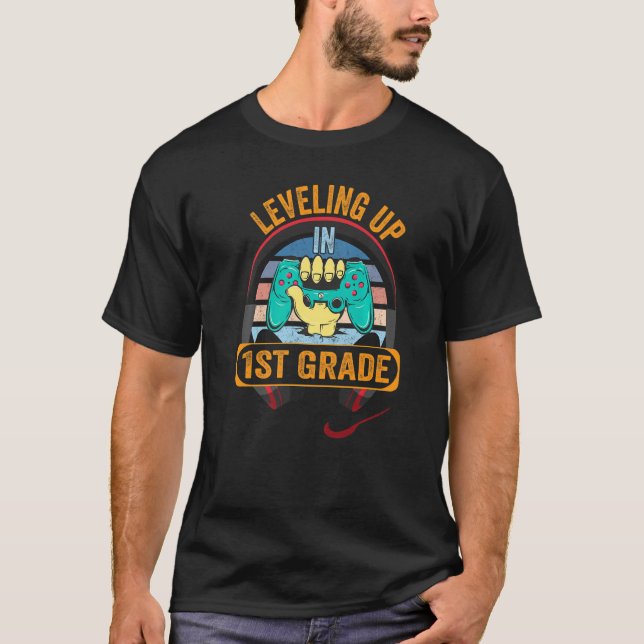 Video Gaming for students Leveling up in First Gra T-Shirt (Vorderseite)