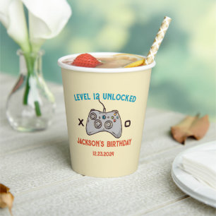Videospiel-Spielstand Ungesperrter Gamer Boy Männe Pappbecher