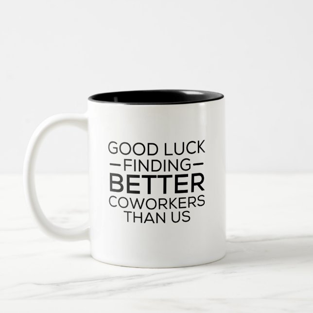 Viel Glück finden Mitarbeiter besser als wir Zweifarbige Tasse (Links)