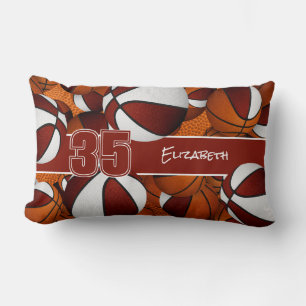 viele Basketballkörbe, die im Sportraum eingericht Lendenkissen