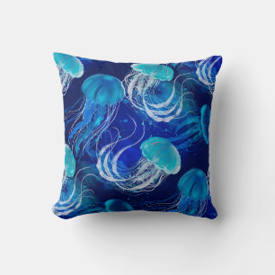 Viele blaue Quallen schwimmen unter Wasser. Seamle Kissen