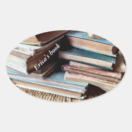 Viele Bücher auf einem alten Stuhl-Buchzeichen Ovaler Aufkleber
