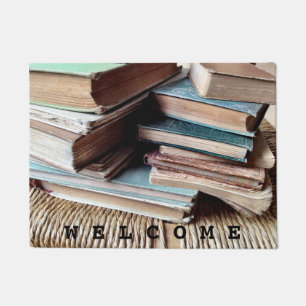 Viele Bücher auf einem alten Stuhl Fußmatte