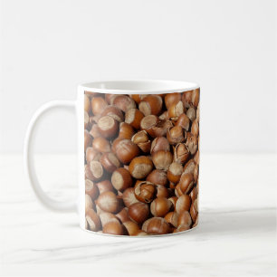 Viele ganze Haselnüsse in Muscheln Kaffeetasse