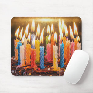 Viele Geburtstagskerzen auf einer Schokoladentorte Mousepad