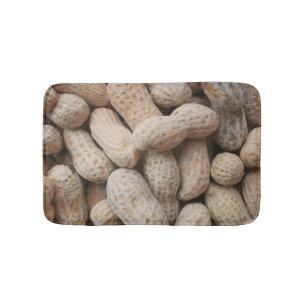 Viele gesalzene, geröstete Erdnüsse in der Muschel Badematte