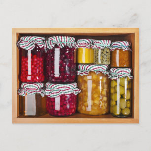 Viele Glasflaschen mit vorbehaltenem Essen Postkarte