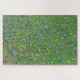 Viele Leute, die Yoga zusammen von oben machen Puzzle