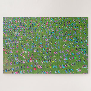 Viele Leute, die Yoga zusammen von oben machen Puzzle