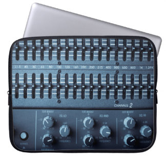 Viele Tasten auf einem Tonmischer in einem Aufnahm Laptopschutzhülle