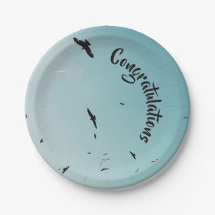 Viele Vögel und ein kontrastfarbener Teller