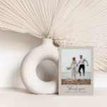 Vielen Dank, dass Sie ein modernes, minimalgraues  Dankeskarte<br><div class="desc">Graue und weiße einfache zeitgenössische Skript Hochzeit Foto danke Ihnen Karte. Atemberaubend modernes minimales Design. Teil einer Suite.</div>