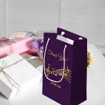 Vielen Dank, dass Sie Gold-Musiknote in schicker l Kleine Geschenktüte<br><div class="desc">Eleganter,  dunkler lila Hintergrund mit goldenen Musiknote aus Imitaten.  Mit dem Text:Dankeschön! Goldenes handgeschriebenes Stilskript. Vorlage für einen oder mehrere Namen.
Ideal als Begrüßungssack für eine Geburtstagsfeier,  Hochzeit,  Hochzeitstag,  Babydusche oder Brautparty!</div>
