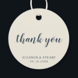 Vielen Dank für Ihre einfache Solid Color Elfenbei Geschenkanhänger<br><div class="desc">Grundlegende Gastgeschenk Hochzeit Tags mit einem minimalen Design mit der Meldung "Danke" in einem eleganten, navy blauen Skript-Schriftart, und Ihr Name und Datum in einem Serif-Schriftart, über einen Elfenbeinhintergrund. Die Schriftart und Hintergrundfarben können beliebig verändert werden. Diese einfachen Tags sind perfekt für das minimalistische Paar und fügen eine persönliche Touch...</div>