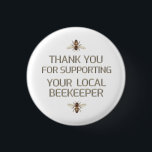 Vielen Dank für Ihre Unterstützung für Ihre örtlic Button<br><div class="desc">Vielen Dank,  dass Sie Ihren örtlichen Imker in metallischem Gold mit Prägung auf Weiß und Honigbienen unterstützt haben</div>