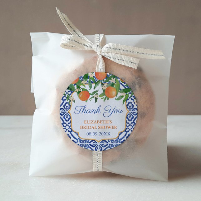 Vielen Dank Positano Orange Polterabend Gefallen Runder Aufkleber (This Bridal shower favor sticker features oranges against a blue and white vintage tile background. )
