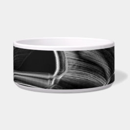 Vieles mit grauen Grooves auf schwarzem Hintergrun Napf