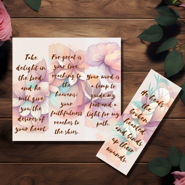 Vier Bibelverse-Lesezeichen (zum Weiterverkauf?) Einladung (Image shows four bookmarks with floral theme and bible quotes lying on a wooden table)