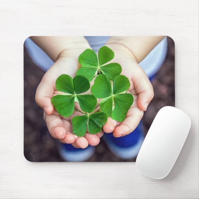 Vier-Blätter-Clovers in kleinen Händen Mousepad (Mit Mouse)