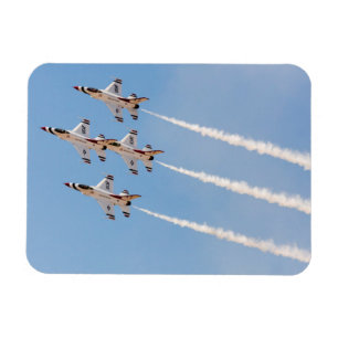 Vier F-16 Thunderbirds fliegen in enger Formation Magnet
