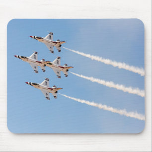 Vier F-16 Thunderbirds fliegen in enger Formation Mousepad