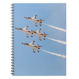 Vier F-16 Thunderbirds fliegen in enger Formation Notizblock