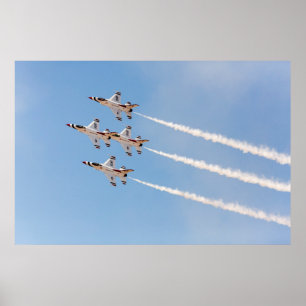 Vier F-16 Thunderbirds fliegen in enger Formation Poster