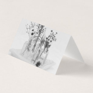Vier Flaschen und weiße Blume