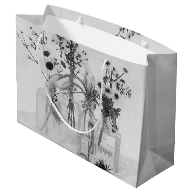 Vier Flaschen und weiße Blume Große Geschenktüte (Rückseite Schrägansicht)
