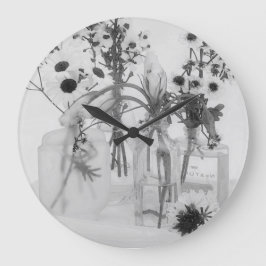 Vier Flaschen und weiße Blume Große Wanduhr