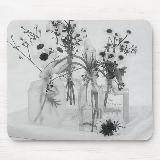 Vier Flaschen und weiße Blume Mousepad (Vorne)