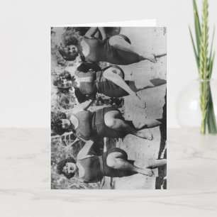 Vier Frauen in den Schwimmenbadegästen auf dem Karte