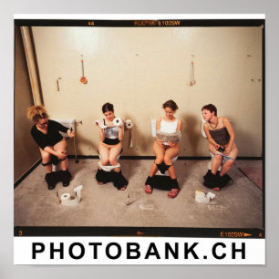 Vier Frauen sitzen auf der Toilette Poster