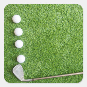 Vier Golfbälle sind auf grünem Gras mit Sand Keil Quadratischer Aufkleber