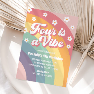 Vier ist ein Vibe 70er Rainbow Daisy 4. Geburtstag Einladung