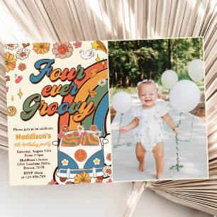 Vier je Groovy Retro Rainbow 4. Geburtstag Foto Einladung
