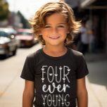 Vier je jung - 4. Geburtstag T-Shirt<br><div class="desc">Der "Four Ever Young - Vierte Geburtstag 4. Geburtstag T - Shirt"! Dieses Shirt ist der perfekte Weg,  um den vierten Geburtstag deines Kleinen zu feiern. Es zeichnet sich durch ein fröhliches und festliches Design aus,  mit den Worten "Four Ever Young" in einem kühlen und blumigen Schriftart.</div>