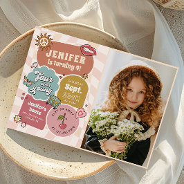 Vier Junge Groovy Daisy 4. Geburtstag Foto Einladung