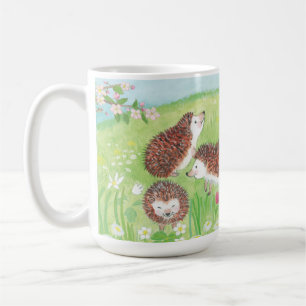 Vier kleine Igel auf der blühenden Wiese Kaffeetasse