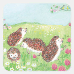 Vier kleine Igel auf der blühenden Wiese Quadratischer Aufkleber