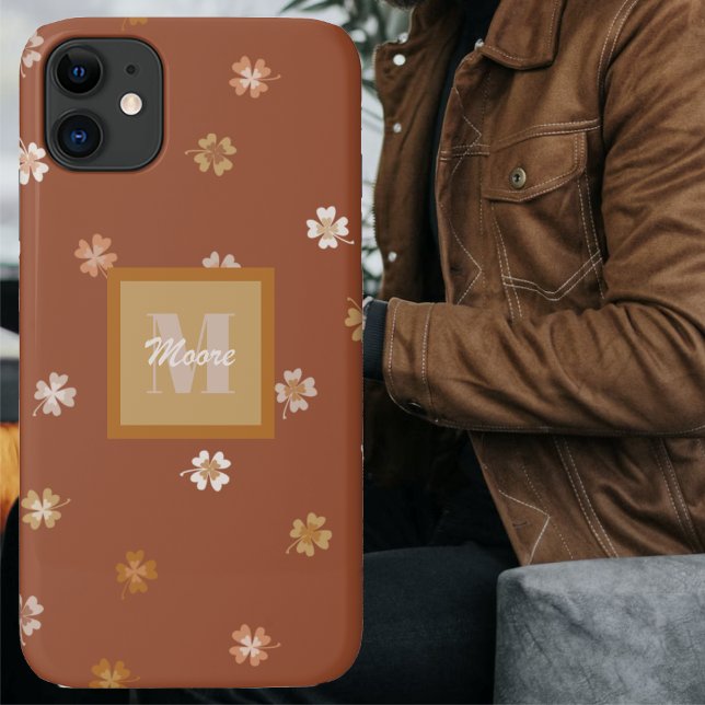 Vier Leaf-Clovers im Dunkeln in rustikalen Erdtöne Case-Mate iPhone Hülle (Four Leaf Clovers on dark in rustic earthtones Case-Mate iPhone Case by Leapfroglisics Shop)