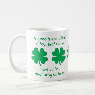 Vier Leaf Clovers und Tasse der besten Freunde