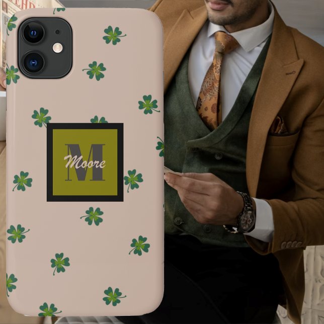 Vier Leaf Clovers verstreut auf pastellbraun Case-Mate iPhone Hülle (Four Leaf Clovers scattered on pastel brown Case-Mate iPhone Case by Leapfroglisics Shop)