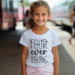 Vier mal jung - 4. Geburtstagsgeschenk T-Shirt<br><div class="desc">Wenn Sie ein Shirt zum Geburtstag Ihrer vierjährigen Tochter suchen,  dann schauen Sie sich das Four Ever Young Girly Birthday 4. Geburtstag T - Shirt an! Es ist das perfekte Shirt für Ihr kleines Mädchen,  an ihrem besonderen Tag zu tragen.</div>