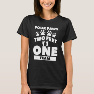Vier Paws zwei Meter ein Teamtrainer 2 T-Shirt