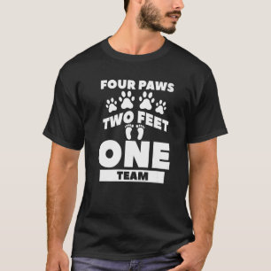 Vier Paws zwei Meter ein Teamtrainer T-Shirt